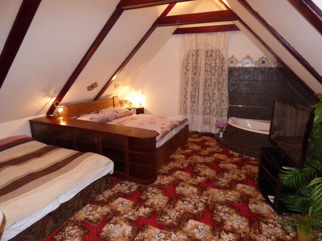 Penzion - Restaurant U Zamku Bečov nad Teplou Kültér fotó