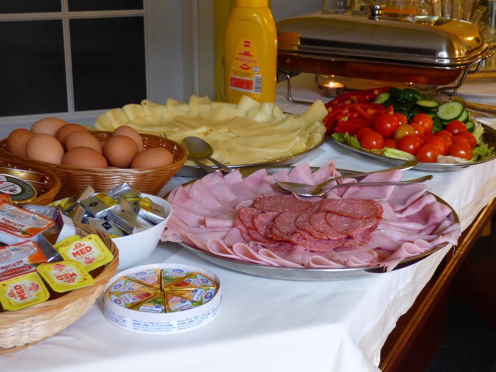 Penzion - Restaurant U Zamku Bečov nad Teplou Kültér fotó