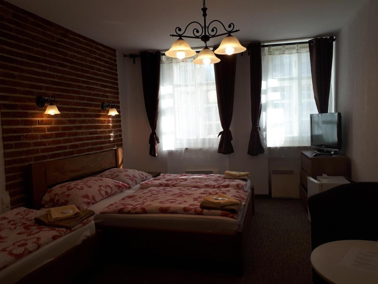 Penzion - Restaurant U Zamku Bečov nad Teplou Kültér fotó