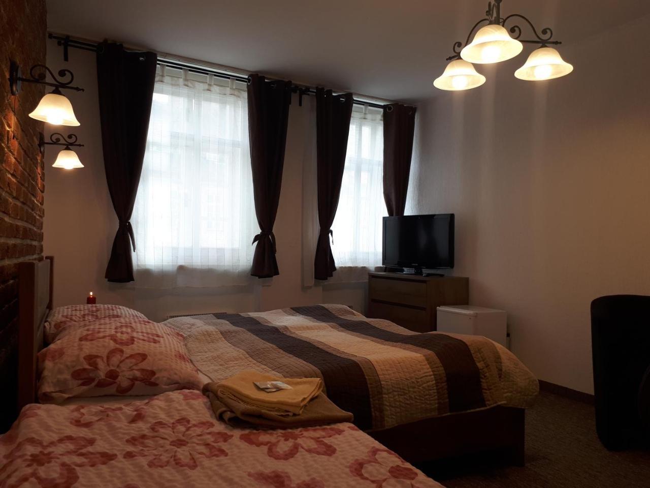 Penzion - Restaurant U Zamku Bečov nad Teplou Kültér fotó