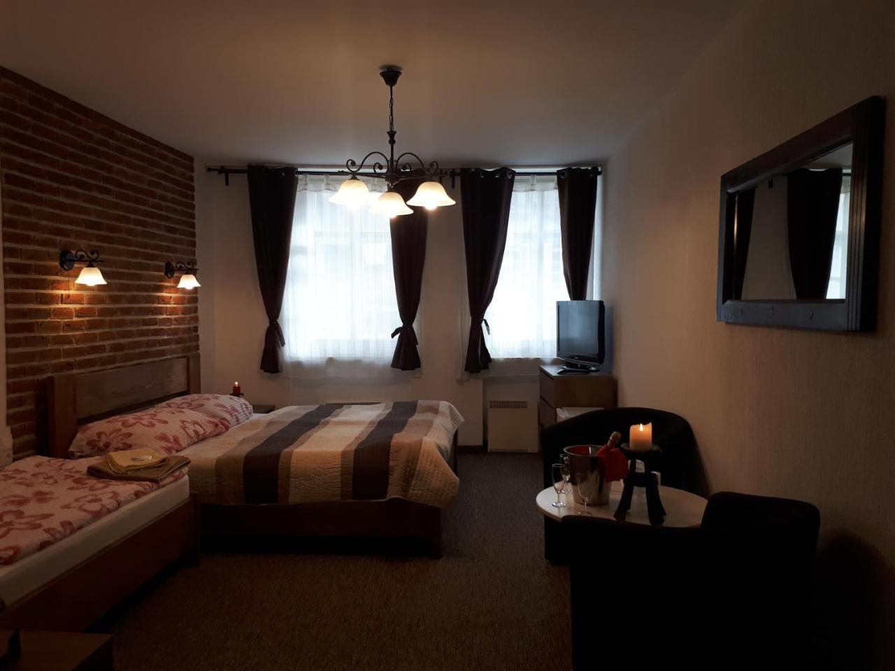 Penzion - Restaurant U Zamku Bečov nad Teplou Kültér fotó