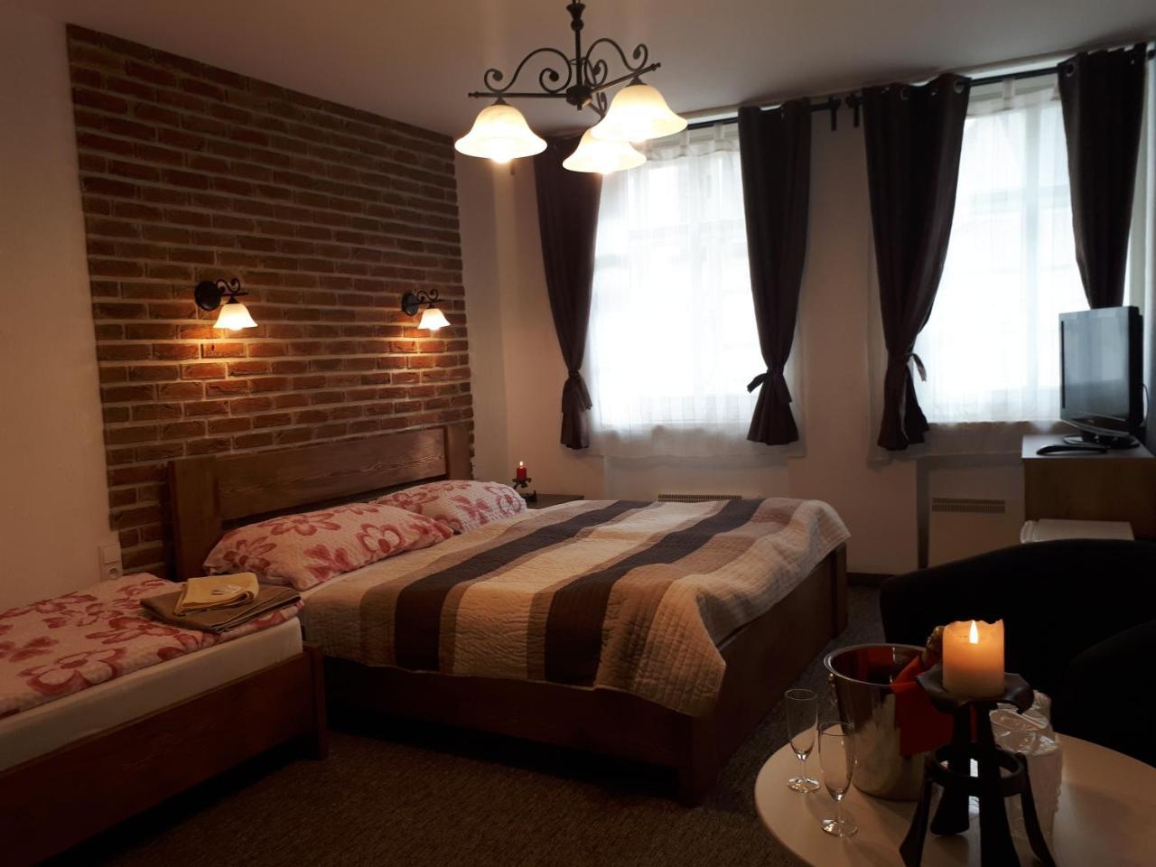 Penzion - Restaurant U Zamku Bečov nad Teplou Kültér fotó