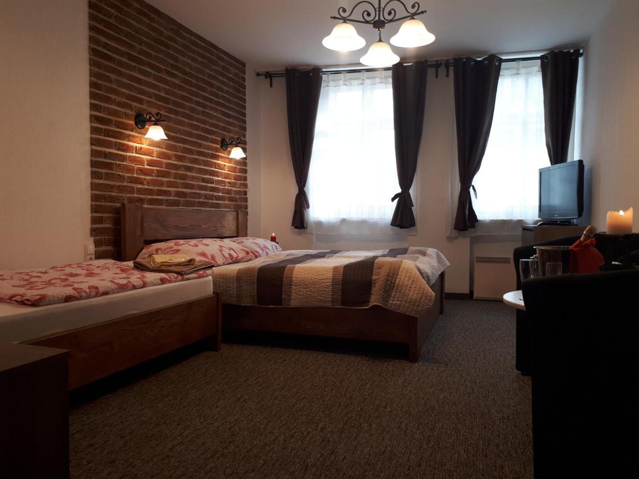 Penzion - Restaurant U Zamku Bečov nad Teplou Kültér fotó