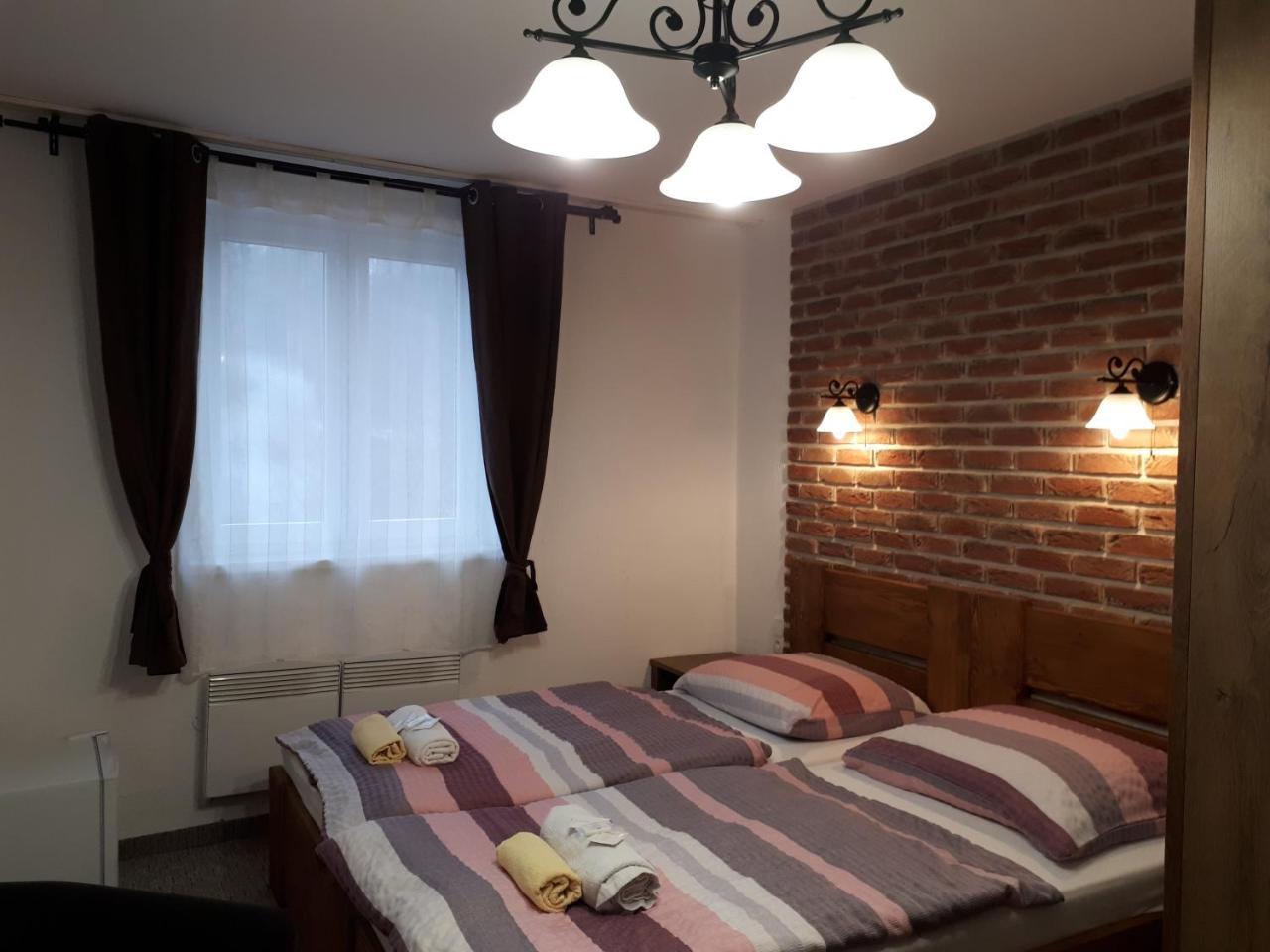 Penzion - Restaurant U Zamku Bečov nad Teplou Kültér fotó