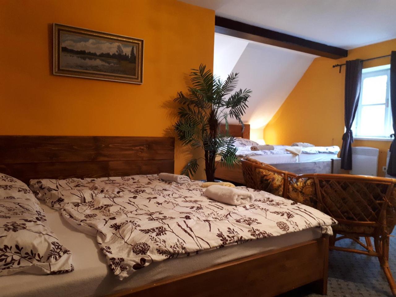 Penzion - Restaurant U Zamku Bečov nad Teplou Kültér fotó