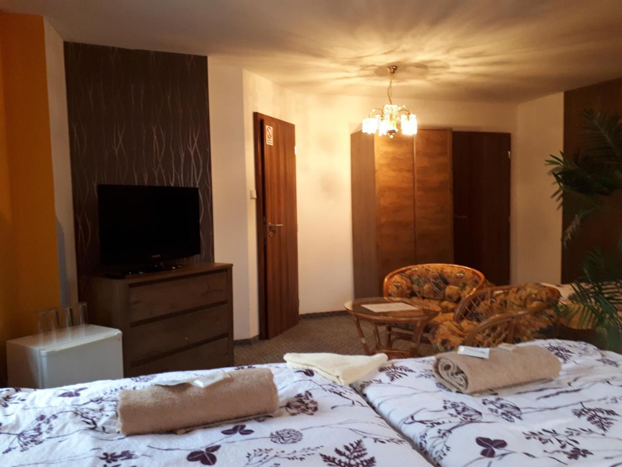 Penzion - Restaurant U Zamku Bečov nad Teplou Kültér fotó