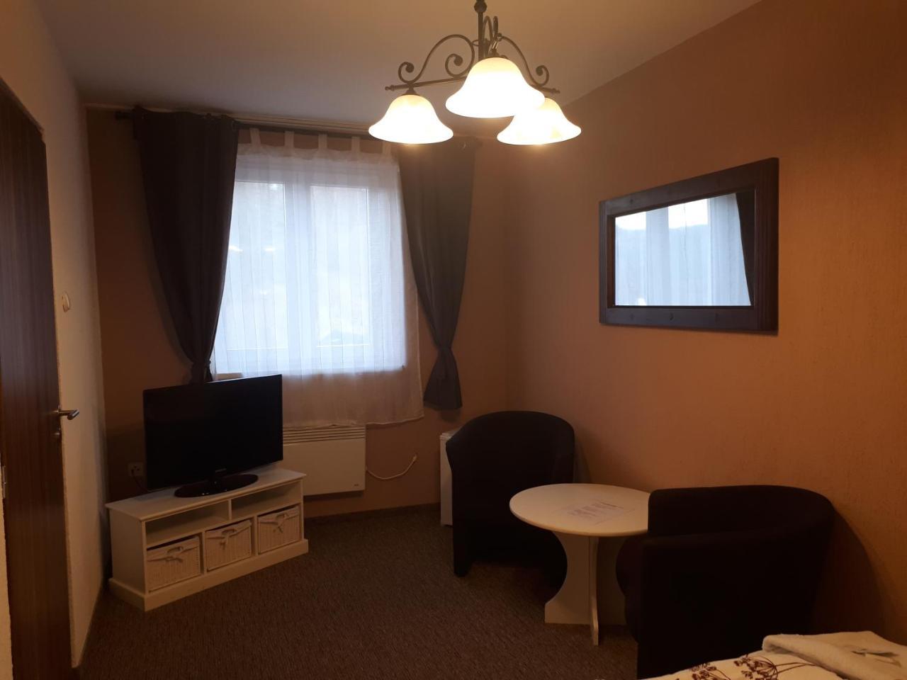 Penzion - Restaurant U Zamku Bečov nad Teplou Kültér fotó