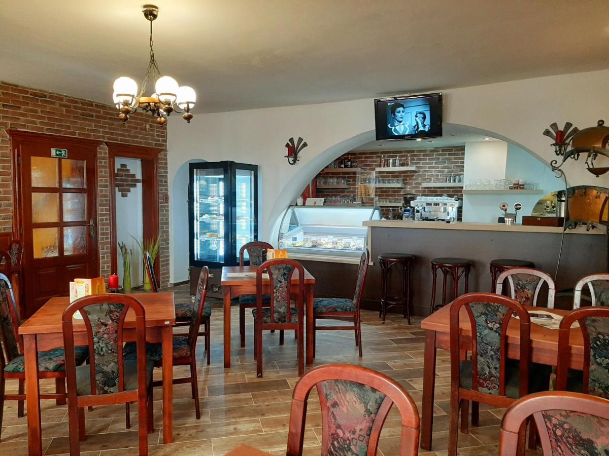 Penzion - Restaurant U Zamku Bečov nad Teplou Kültér fotó