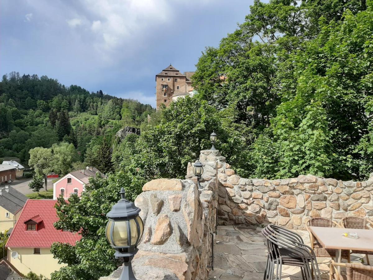 Penzion - Restaurant U Zamku Bečov nad Teplou Kültér fotó
